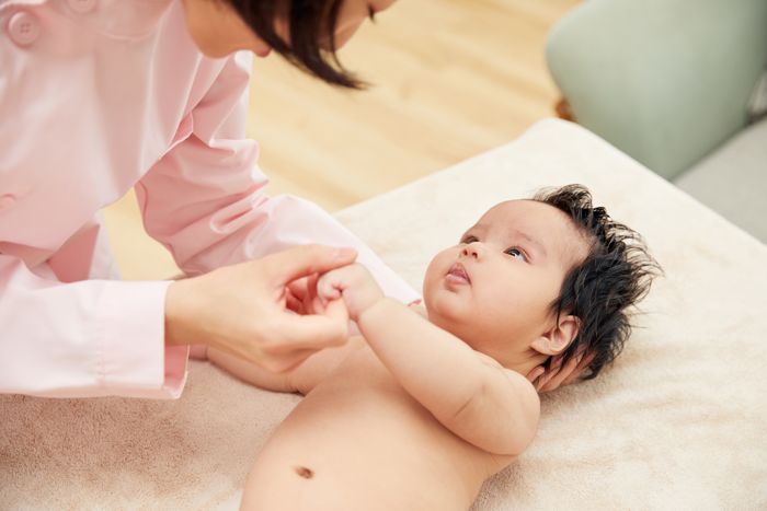 1631695407216817.jpg 攝圖網(wǎng)_501694446_高檔月子中心護(hù)工和嬰兒互動(企業(yè)商用).jpg