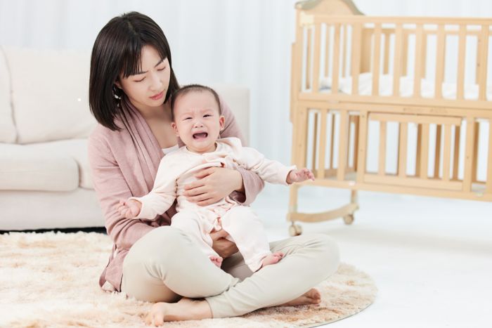 1632813140438968.jpg 攝圖網(wǎng)_501725428_安撫哭泣嬰兒的月嫂(企業(yè)商用).jpg