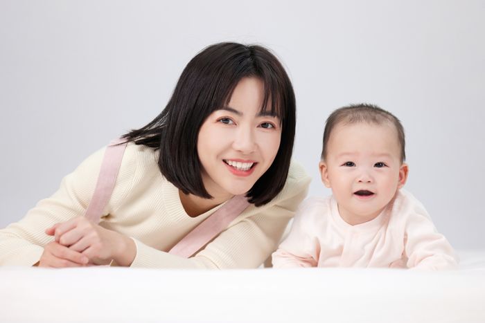 1633760357482125.jpg 攝圖網(wǎng)_501725321_嬰兒與月嫂的溫馨互動(dòng)(企業(yè)商用).jpg