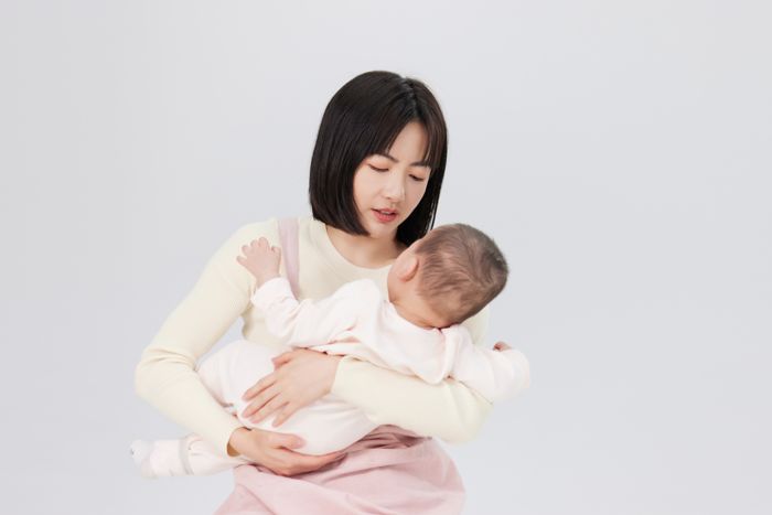 1633760954758191.jpg 攝圖網(wǎng)_501725324_抱著嬰兒小寶寶的月嫂(企業(yè)商用).jpg