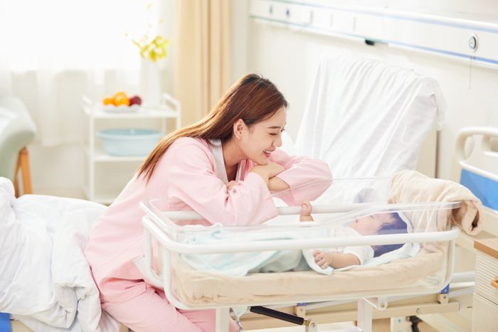 1633945534974431.jpg 攝圖網(wǎng)_501692287_banner_年輕媽媽和嬰兒車里的寶寶互動(企業(yè)商用).jpg