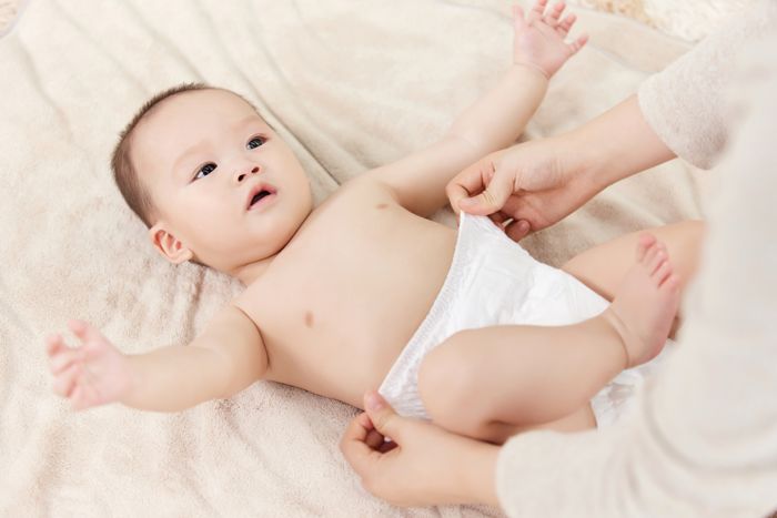 1634026145121118.jpg 攝圖網(wǎng)_501725392_母親幫嬰兒小寶寶穿尿不濕(企業(yè)商用).jpg