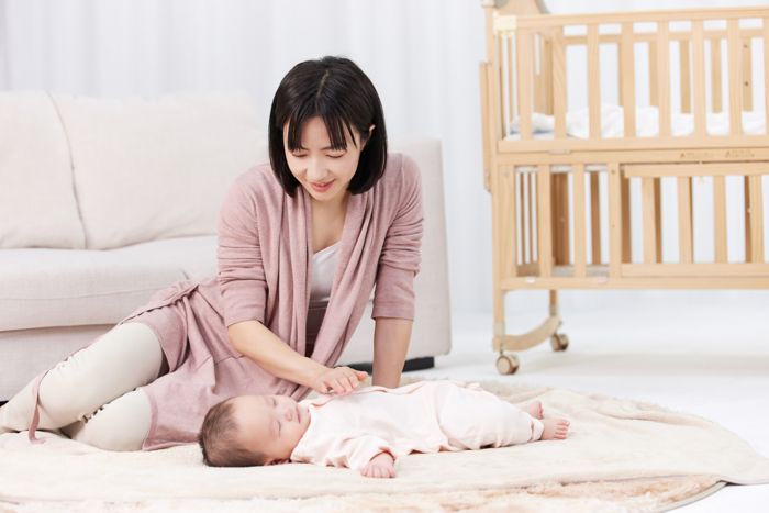 1647936779450040.jpg 攝圖網(wǎng)_501728710_照顧嬰兒寶寶入睡的月嫂保姆(企業(yè)商用).jpg