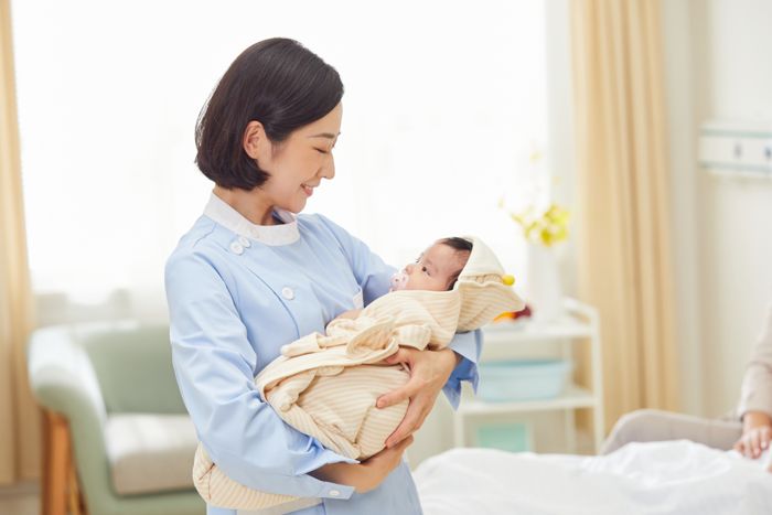 1652751690100974.jpg 攝圖網(wǎng)_501694182_高檔月子中心護工和嬰兒互動(企業(yè)商用).jpg